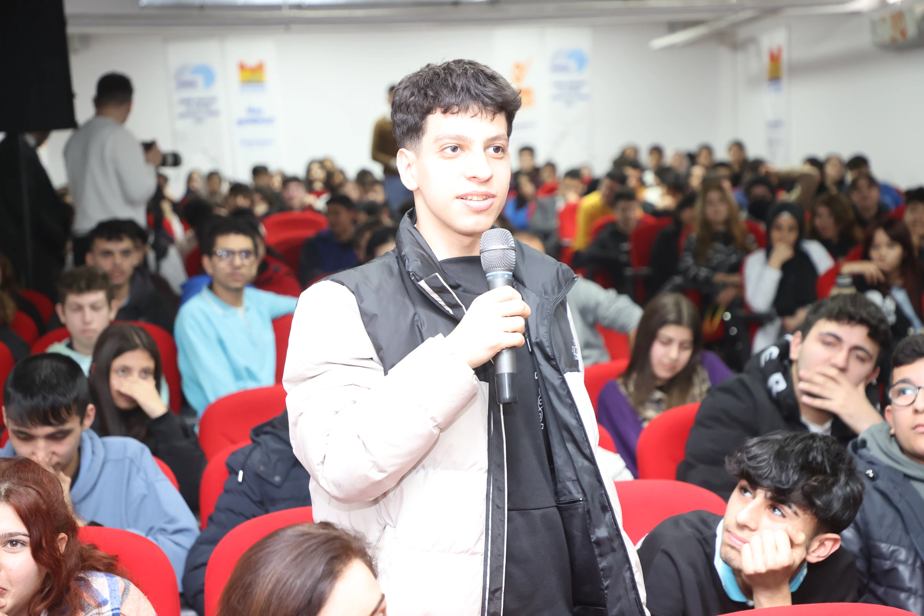 Gençlerle Başbaşa